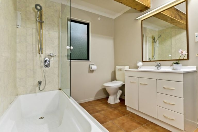 Photo of property in 5 Waipuia Place, Greenhithe, Auckland, 0632