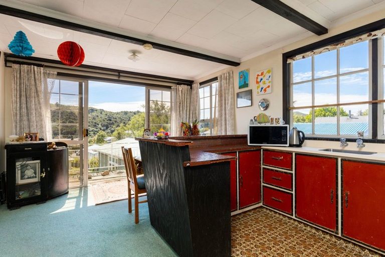 Photo of property in 82 Milton Terrace, Picton, 7220