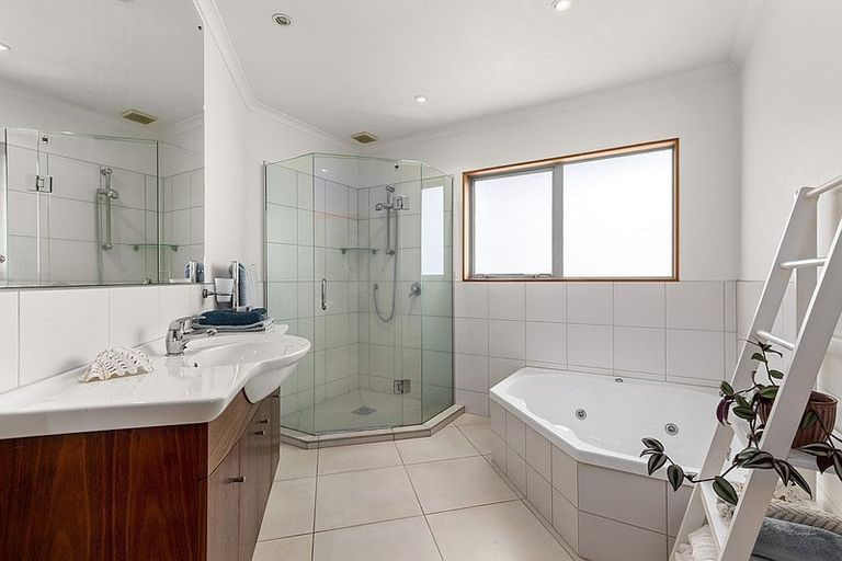 Photo of property in 24 Cliff Road, Torbay, Auckland, 0630