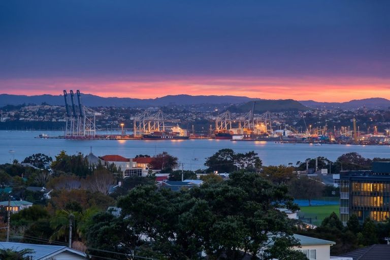 Photo of property in 25 Pupuke Road, Birkenhead, Auckland, 0627