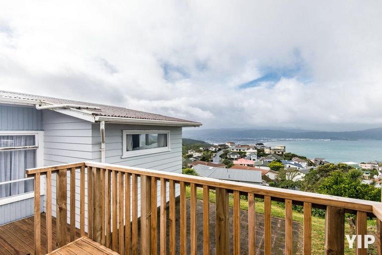 Photo of property in 44 Somes Crescent, Newlands, Wellington, 6037