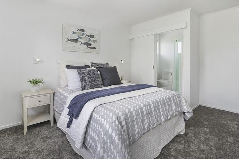 Photo of property in 18 Cottam Grove, Northcross, Auckland, 0632