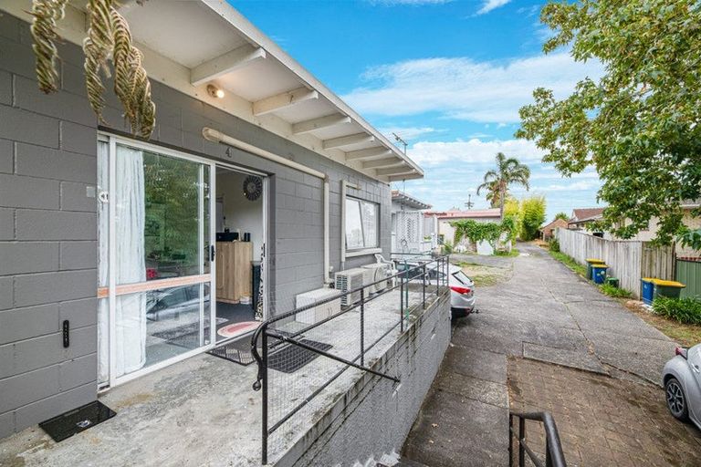 Photo of property in 4/92 Titirangi Road, New Lynn, Auckland, 0600