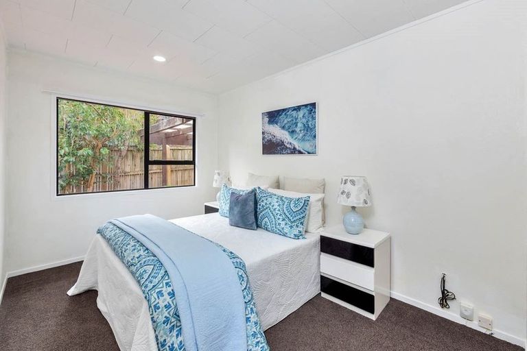 Photo of property in 1/15 Kupari Place, Totara Vale, Auckland, 0629