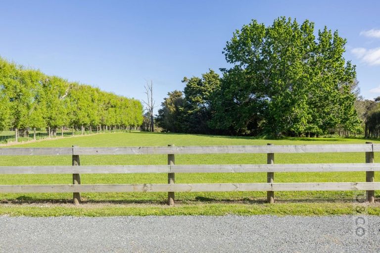Photo of property in 11 Taupaki Road, Taupaki, 0782