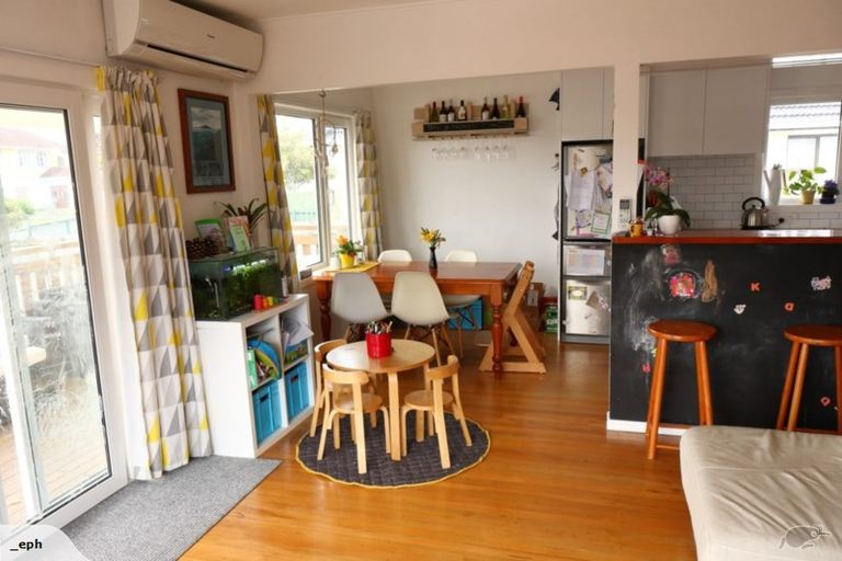 Photo of property in 8 Durham Street, Te Atatu Peninsula, Auckland, 0610