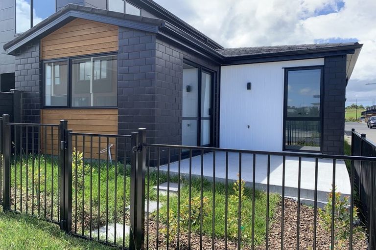 Photo of property in 2 Honowai Street, Kumeu, 0810