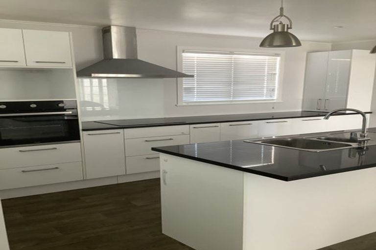 Photo of property in 1 Keats Place, Blockhouse Bay, Auckland, 0600