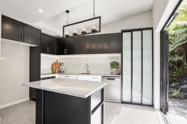 Photo of property in 5b Reynolds Place, Torbay, Auckland, 0630