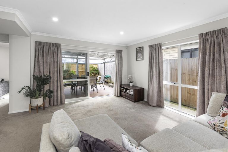 Photo of property in 16 Dolbel Place, Mangere East, Auckland, 2024