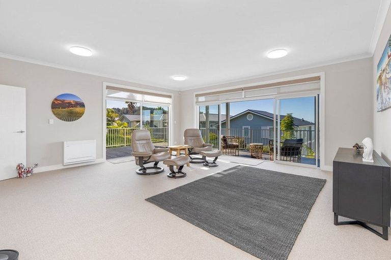 Photo of property in 18 Panorama Heights, Orewa, 0931