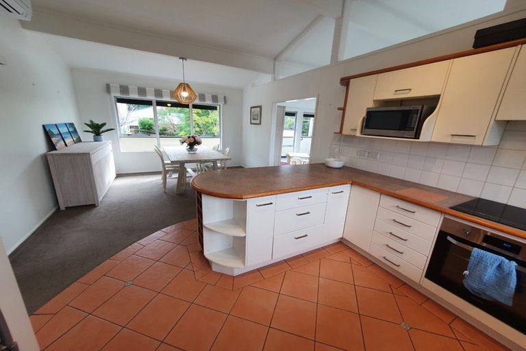 Photo of property in 2/42 Knightsbridge Drive, Forrest Hill, Auckland, 0620