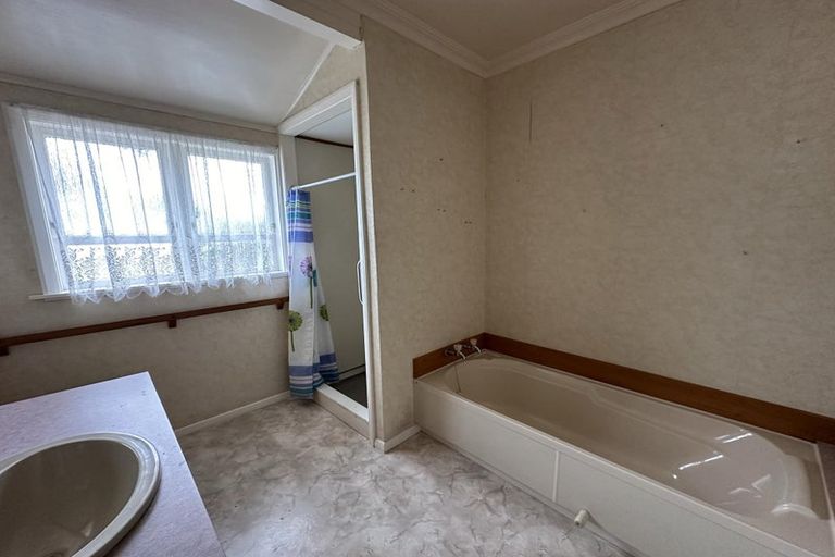 Photo of property in 72 Queenwood Road, Levin, 5510