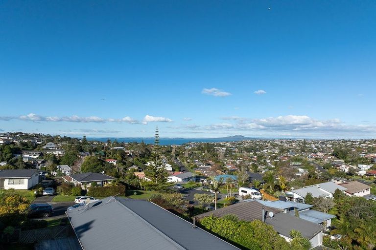 Photo of property in 11 Barker Rise, Northcross, Auckland, 0632
