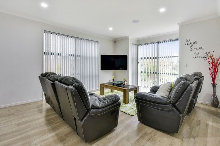 Photo of property in 7 Taupinga Way, Takanini, 2112