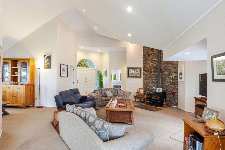 Photo of property in 252 Boord Crescent, Kumeu, 0891
