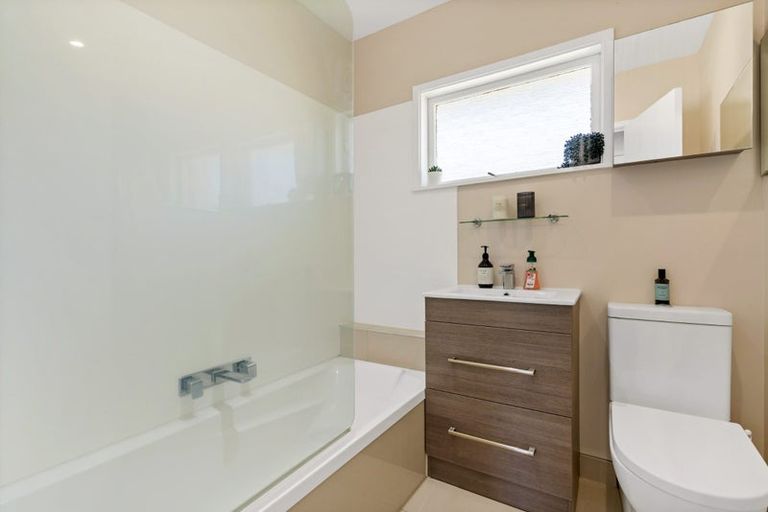 Photo of property in 2/12 Ellice Road, Totara Vale, Auckland, 0629