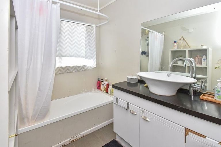 Photo of property in 32a Barneys Farm Road, Clendon Park, Auckland, 2103