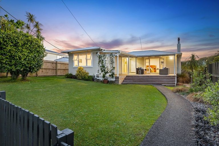 Photo of property in 12 Renata Crescent, Te Atatu Peninsula, Auckland, 0610