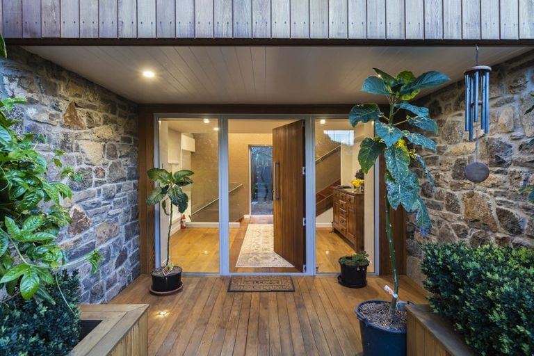 Photo of property in 2 Challenger Lane, Redcliffs, Christchurch, 8081