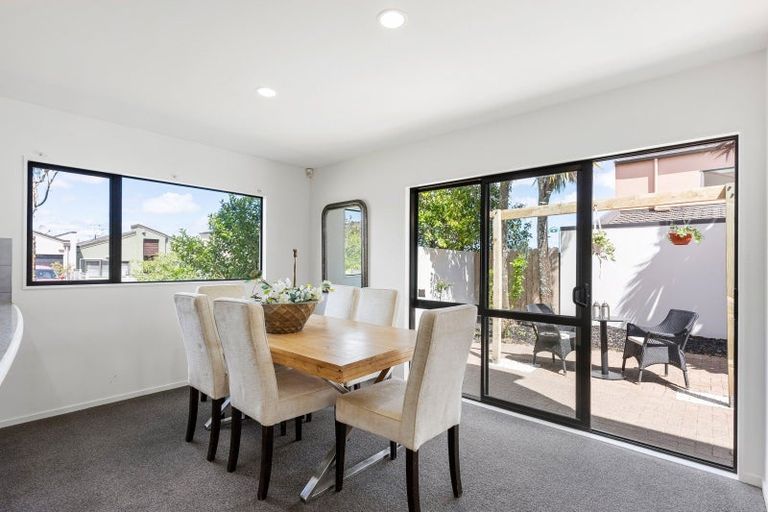 Photo of property in 11 Spalding Rise, Golflands, Auckland, 2013