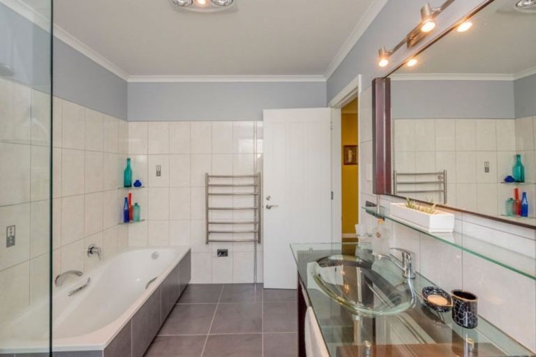 Photo of property in 8a Queenwood Road, Levin, 5510