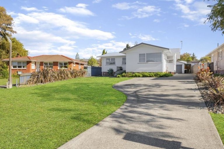 Photo of property in 10 Firle Place, Green Bay, Auckland, 0604