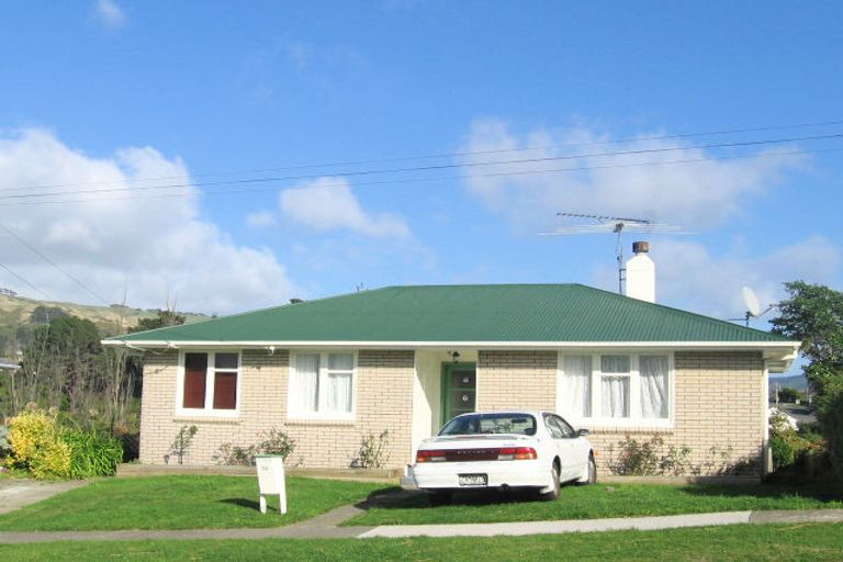 Photo of property in 22 Cornwall Crescent, Cannons Creek, Porirua, 5024