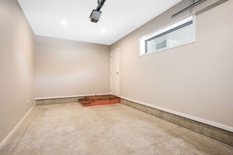 Photo of property in 2/7 Grays Road, Plimmerton, Porirua, 5026