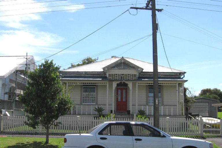 Photo of property in 23 William Bond Street, Stanley Point, Auckland, 0624