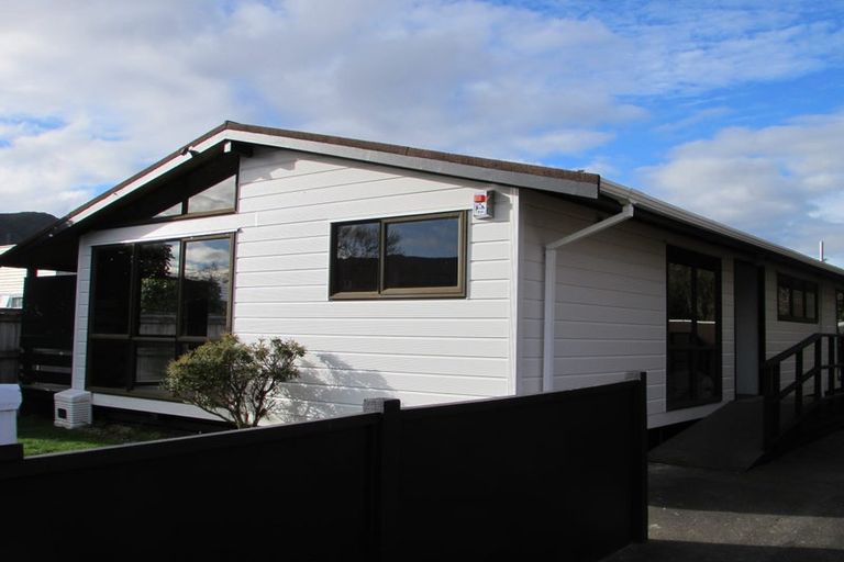 Photo of property in 2/68 Gibbons Street, Ebdentown, Upper Hutt, 5018