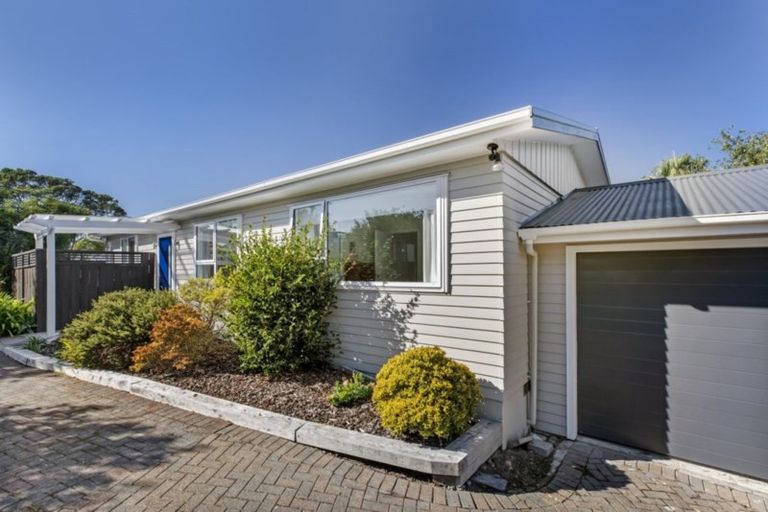 Photo of property in 1/298 Glenfield Road, Glenfield, Auckland, 0629
