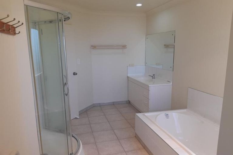 Photo of property in 4 Highgrove Lane, Totara Vale, Auckland, 0632