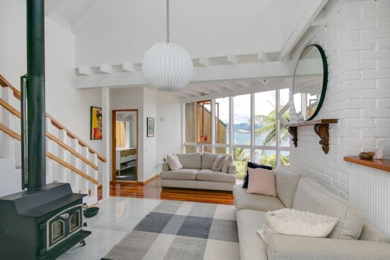 Photo of property in 6 Nakora Road, Karaka Bays, Wellington, 6022