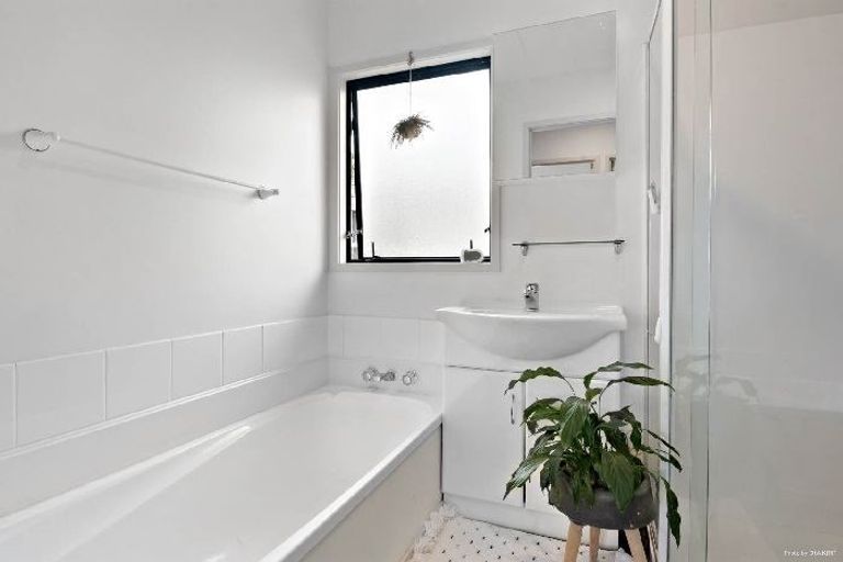 Photo of property in 10 Caribbean Drive, Unsworth Heights, Auckland, 0632