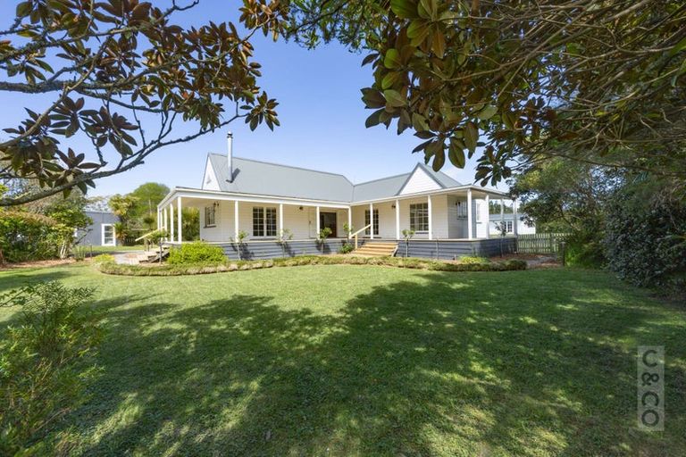 Photo of property in 11 Taupaki Road, Taupaki, 0782