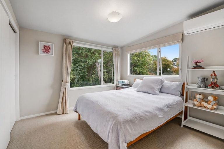Photo of property in 15 Springwater Vale, Unsworth Heights, Auckland, 0632