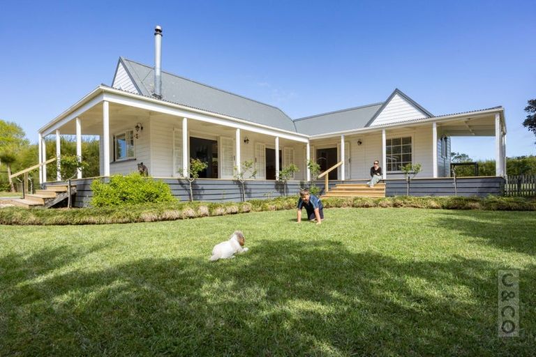 Photo of property in 11 Taupaki Road, Taupaki, 0782