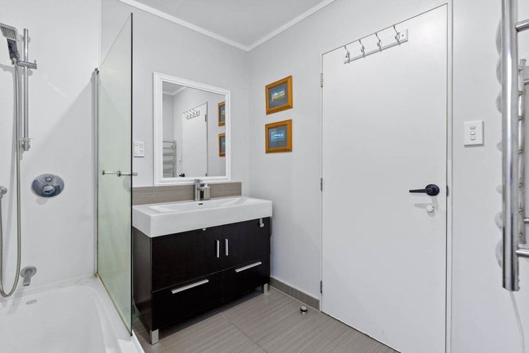 Photo of property in 2/27 Mallard Place, Unsworth Heights, Auckland, 0632