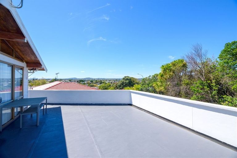 Photo of property in 18 Felgrove Street, Glendene, Auckland, 0602