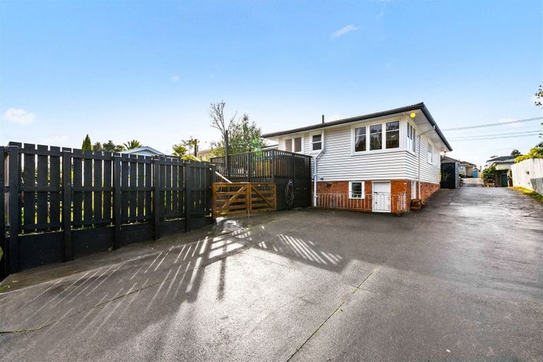 Photo of property in 48 Titoki Street, Te Atatu Peninsula, Auckland, 0610