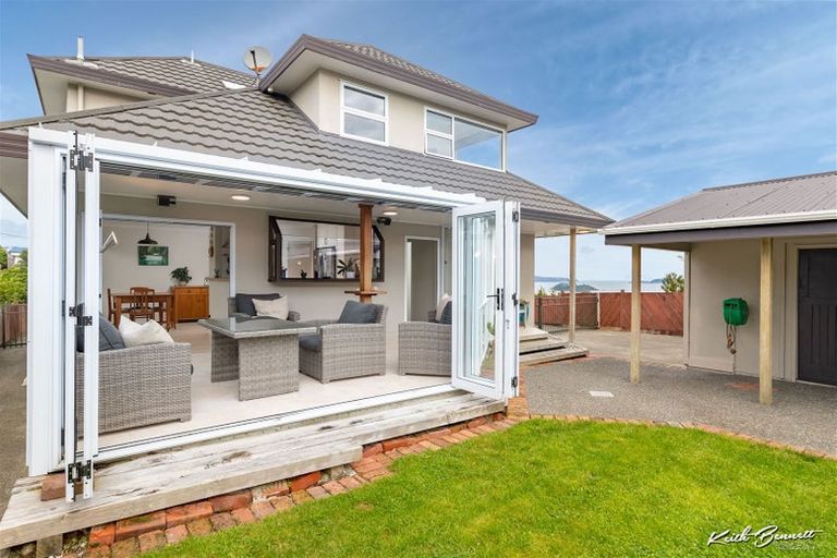 Photo of property in 8 Te Whiti Grove, Korokoro, Lower Hutt, 5012
