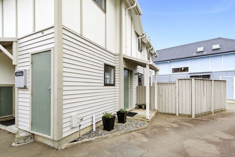 Photo of property in 2/44 Randwick Crescent, Moera, Lower Hutt, 5010