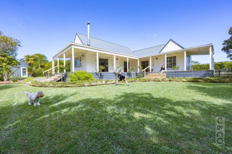 Photo of property in 11 Taupaki Road, Taupaki, 0782
