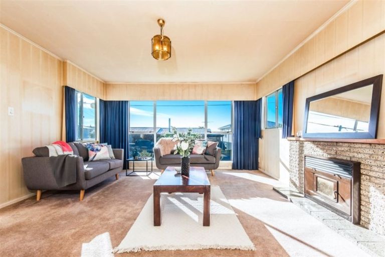 Photo of property in 6 Griffiths Grove, Newlands, Wellington, 6037