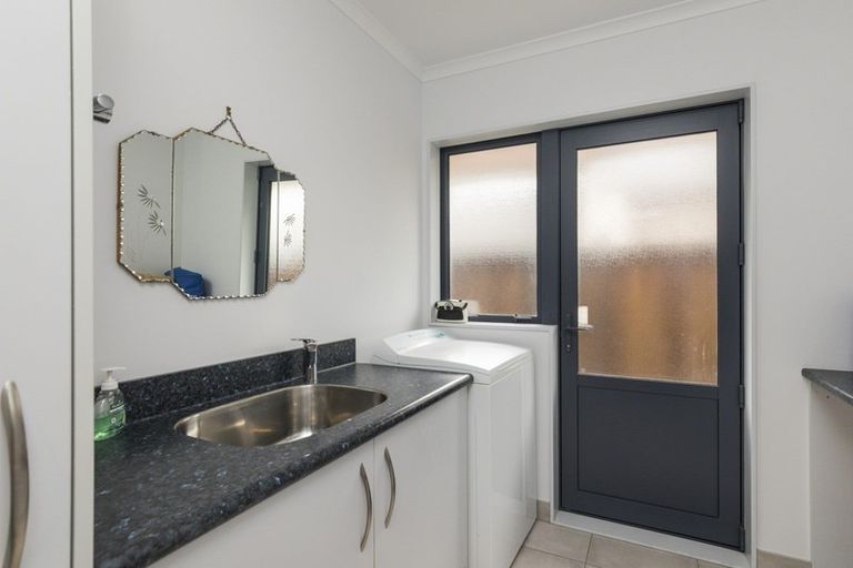 Photo of property in 30 Grand Oaks Drive, Awapuni, Palmerston North, 4412