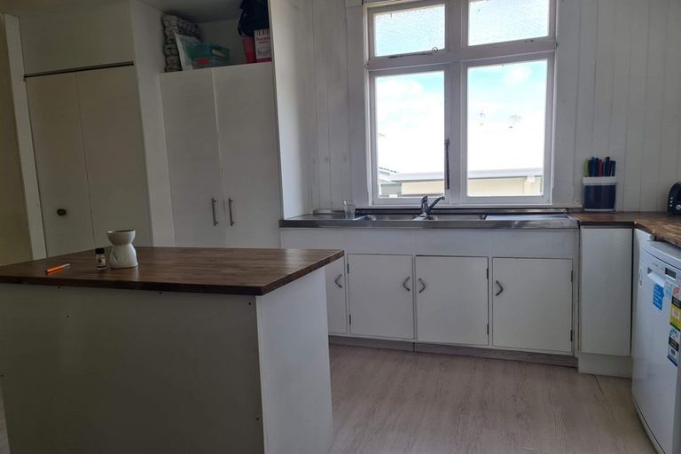 Photo of property in 42 Chelwood Street, Takaro, Palmerston North, 4412