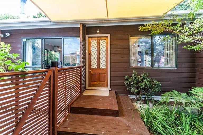 Photo of property in 2/5 September Place, Forrest Hill, Auckland, 0620