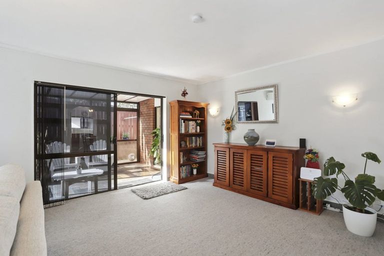 Photo of property in 2/9 Milwaukee Place, Glendene, Auckland, 0602