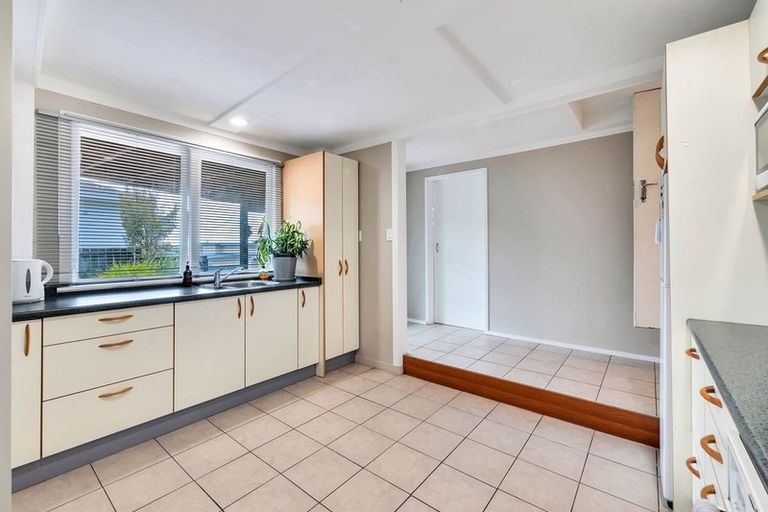 Photo of property in 1/133 Carlisle Road, Northcross, Auckland, 0632